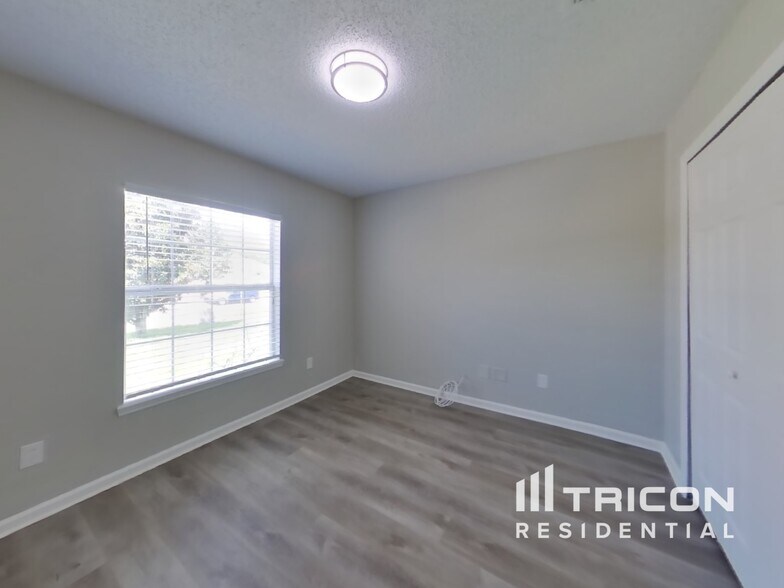 Building Photo - 9282 Thunderbolt Dr