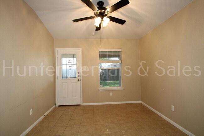 Building Photo - 505 Vega Ln