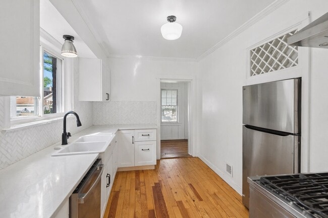 Building Photo - 5266 N La Crosse Ave