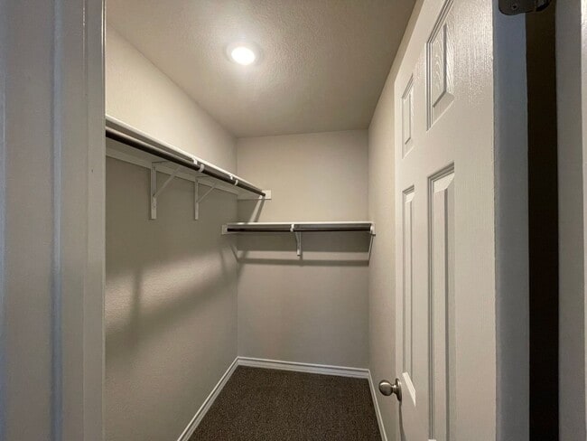 Building Photo - Town home for rent