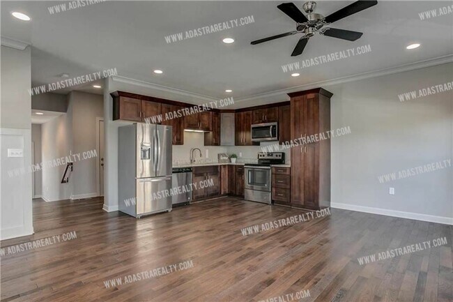 Building Photo - Like New Blue Valley Townhome-Available NOW!!