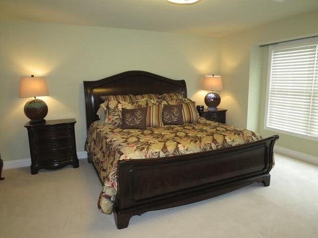 Building Photo - Newington Ridge Toll Brothers Luxury Townh...