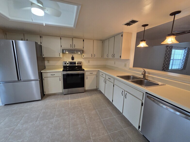 Building Photo - 35086 Whispering Oaks Blvd