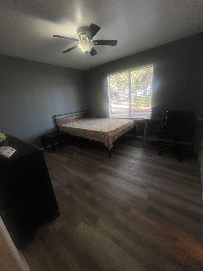 Building Photo - Fully Furnished Spacious Room for Rent in ...