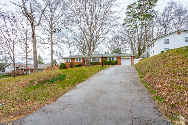 Building Photo - 3 Bedroom 2 Bath in East Brainerd