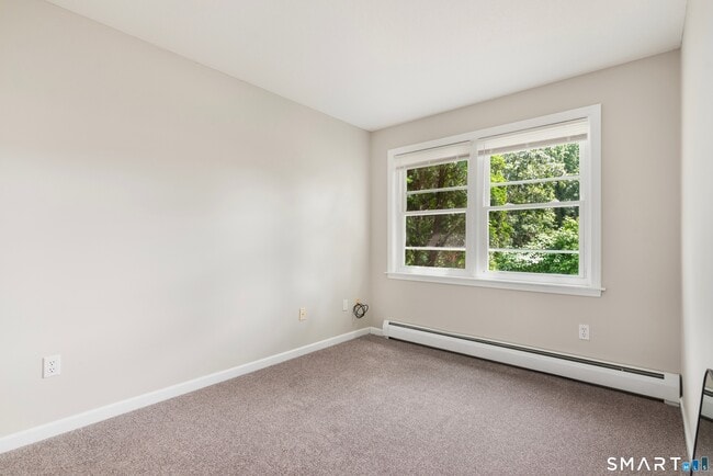 Building Photo - 40 Kingsbury Ln