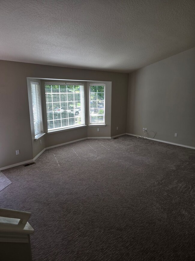 Building Photo - Beautiful home in desirable Riverside Harbor.