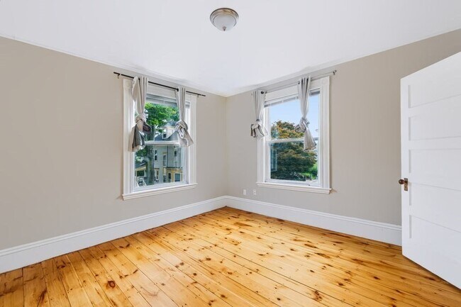 Building Photo - 37 Thorndike St