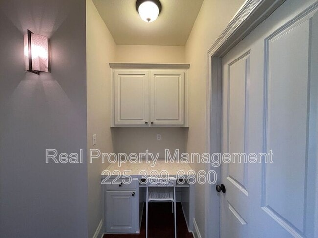 Building Photo - 10950 Hillpark Ave