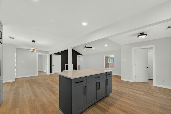 Building Photo - 11742 N Little John Cir