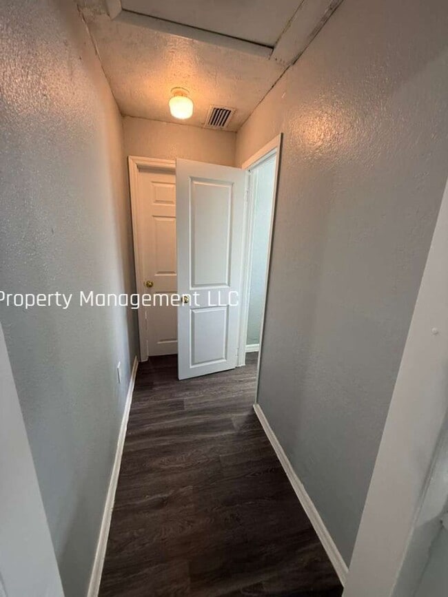 Building Photo - Completely Renovated Adorable 2/1- DONT MISS OUT!!!