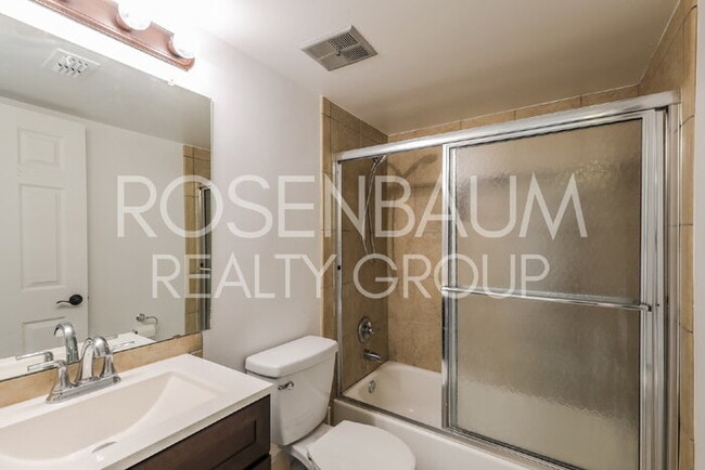 Building Photo - 1810 E Blacklidge Dr