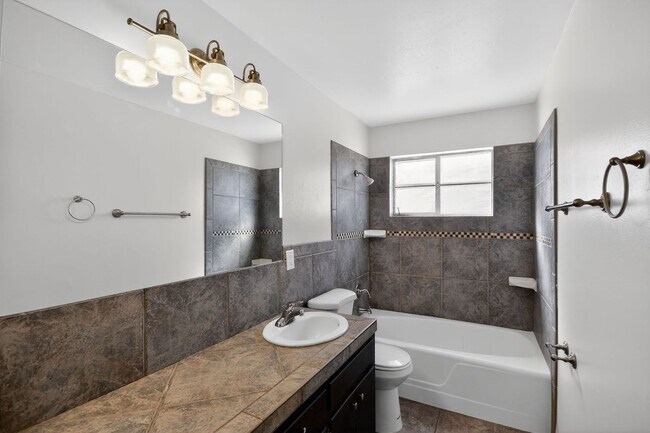 Building Photo - 2272 E Blacklidge Dr