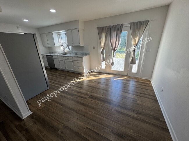 Building Photo - 2 Bed 1 Bath Bungalow on College