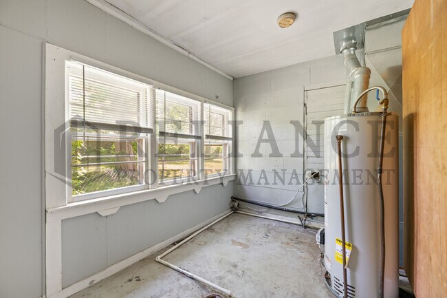 Building Photo - 415 E Vine St