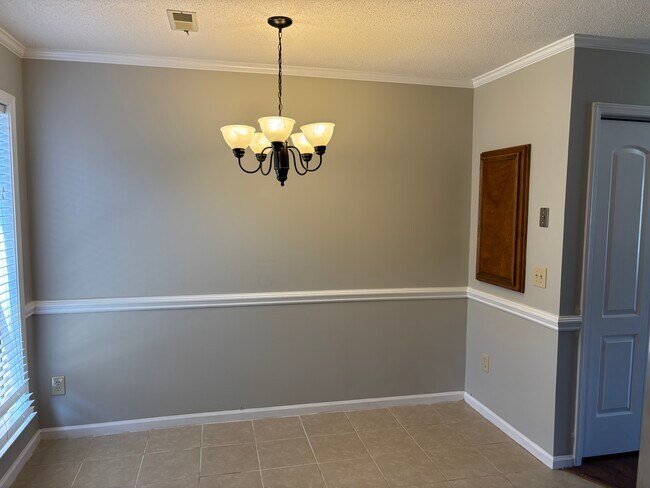 Building Photo - 2701 Thackery Rd