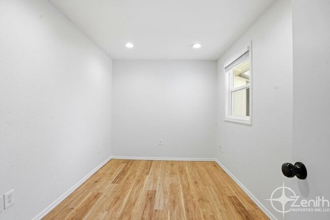 Building Photo - 13801 NE 40th St