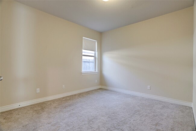 Building Photo - 606 Sabinal St