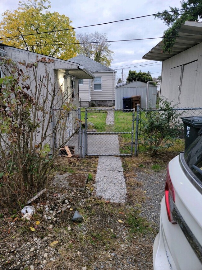 Building Photo - 4819 1/2-6645 1/2 S Fife St