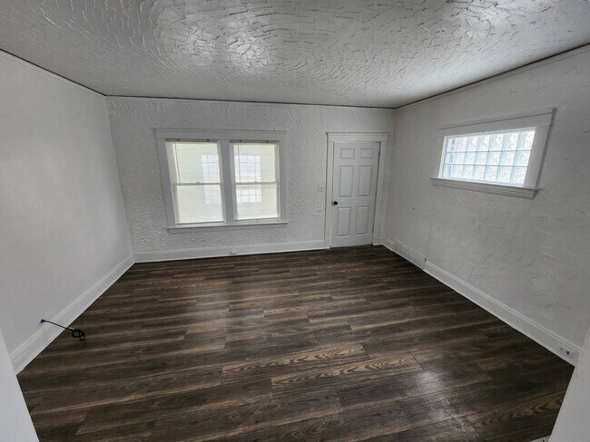 Building Photo - Charming 3-Bedroom Property in Prime Location