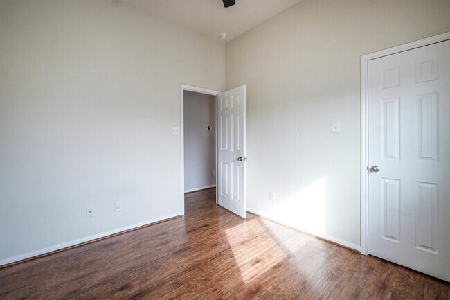 Building Photo - 10902 Barker View Dr