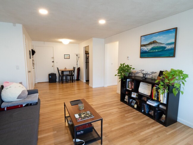 Building Photo - Spacious, Bright, and Updated 1 Bed With P...