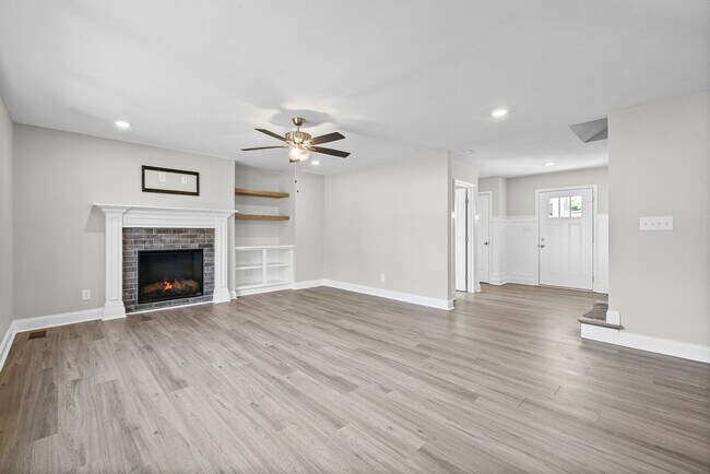 Building Photo - Pet Friendly Four Bedroom!