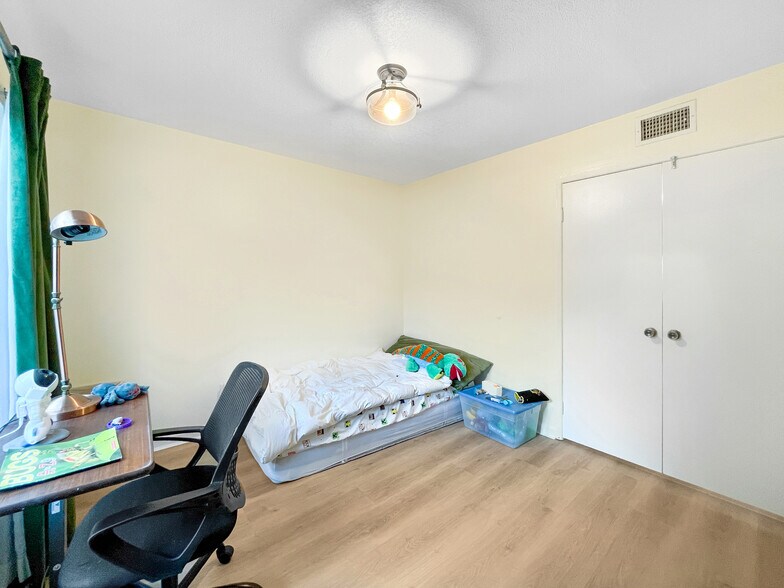 Building Photo - 2611 Willow Ct