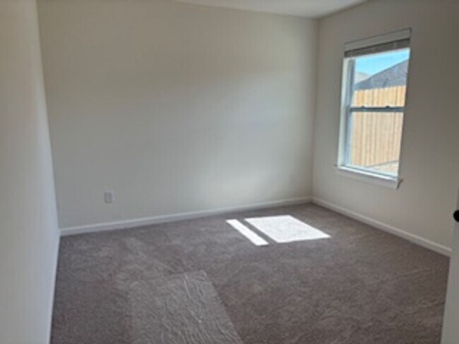 Building Photo - New Home! 1st month free!