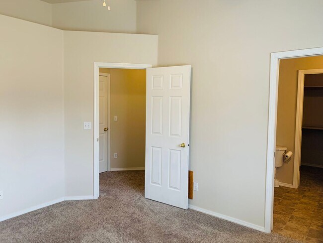 Building Photo - Beautiful Home with Separate Office/Bonus ...