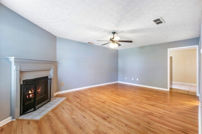 Building Photo - 314 Country Club Dr