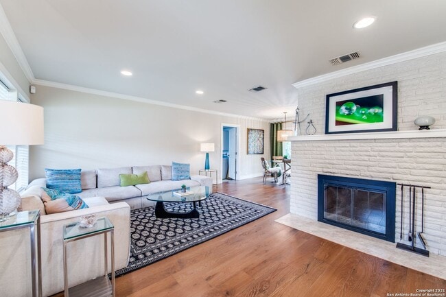 Building Photo - STUNNING 3-BEDROOM HOME WITH POOL IN ALAMO HEIGHTS