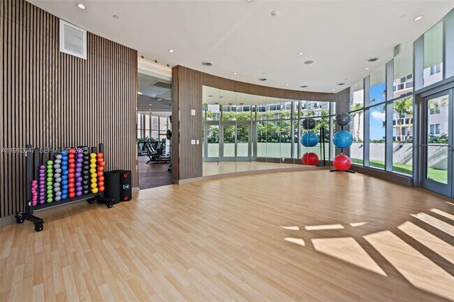 Building Photo - 700 NE 24th St