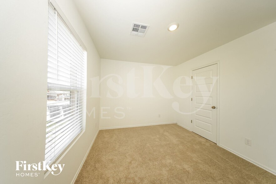 Building Photo - 441 Labelle Ln