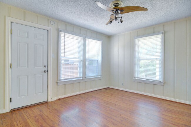 Building Photo - 2 Bedroom Bungalow