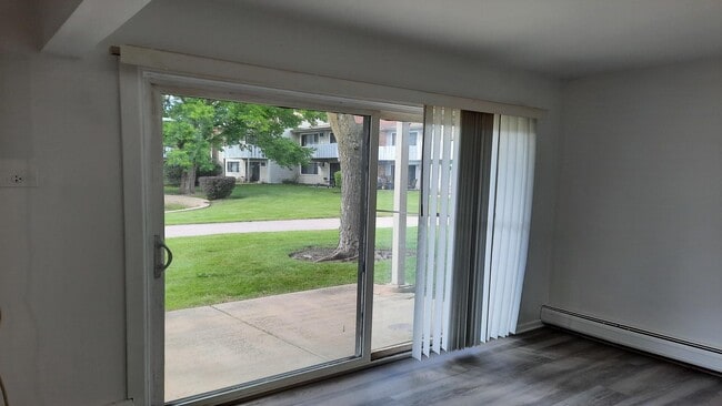 Building Photo - Spacious & Updated 2-Bed, 2-Bath Condo in ...
