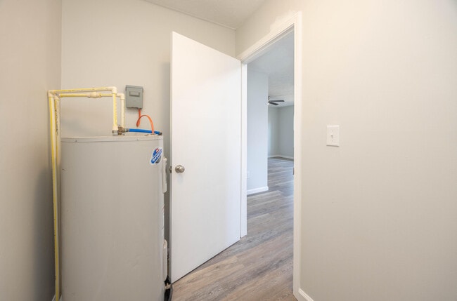 Building Photo - 140 Levy Rd