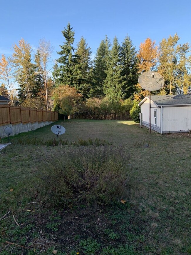 Building Photo - Stunning manufactured home w/detached garage!