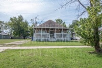 Building Photo - 3 Bedroom 1 Bath