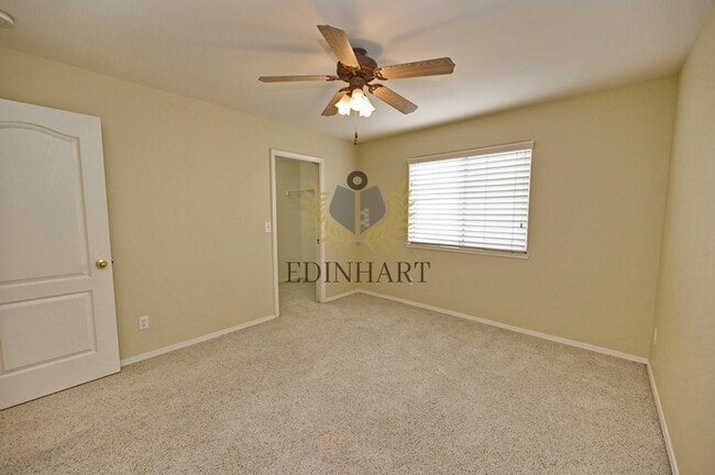 Building Photo - 3750 W Vincent Ln