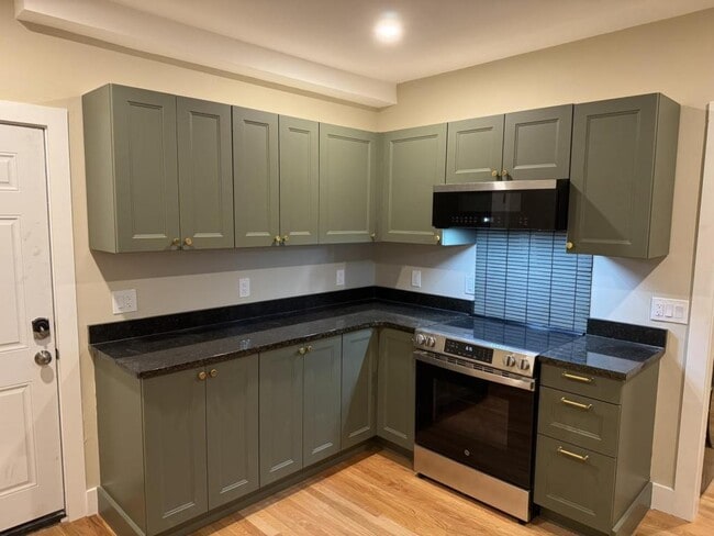 Building Photo - 16 Elm St