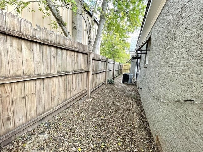 Building Photo - 907 Bina St