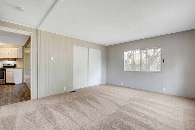 Building Photo - 136 Sir Thomas Dr
