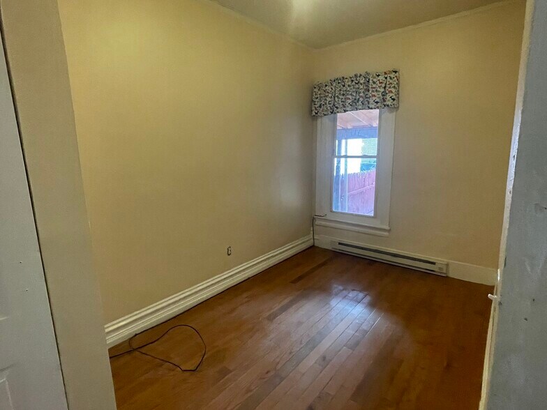 Building Photo - 706 N 6th St