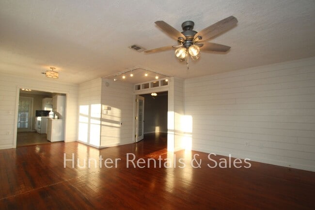 Building Photo - Charming Nolanville Cottage