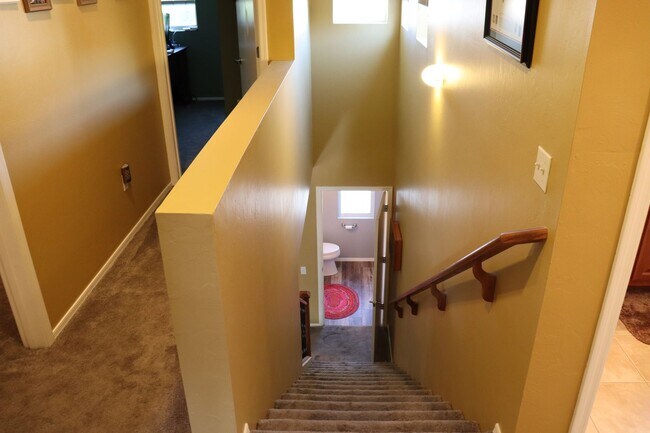 Building Photo - 3 Bedroom, 2.5 Bath
