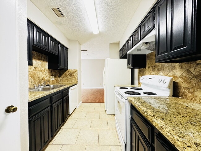 Building Photo - 2 bed, 2 bath, 2 Car Garage, 1-story