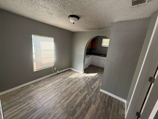 Building Photo - Cozy Plant City Bungalow