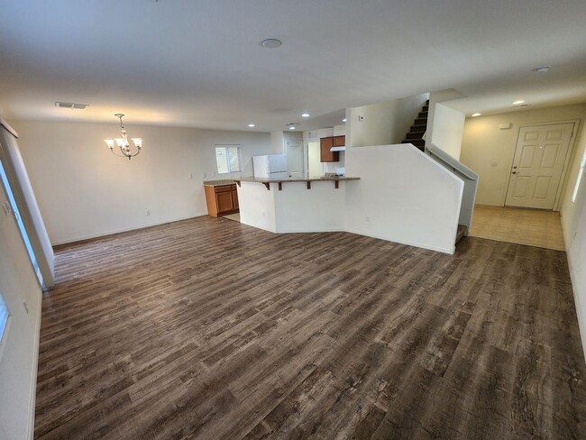 Building Photo - Lovely Two Story Home in Mountain Edge Community