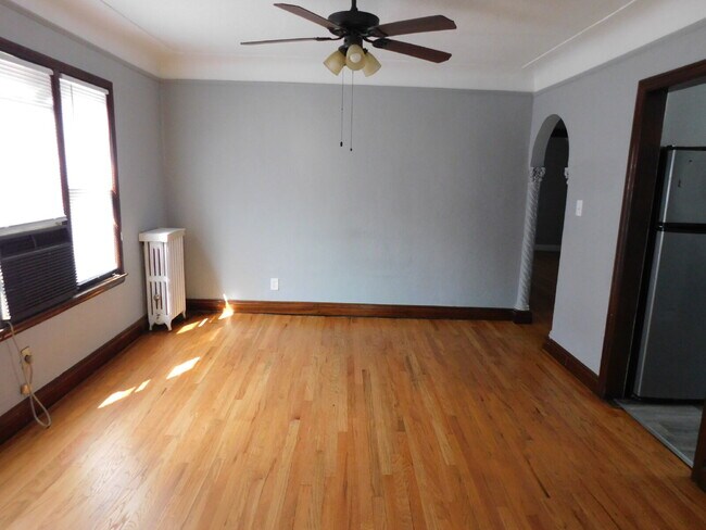 Building Photo - Clean and Tidy Upper Unit of Duplex